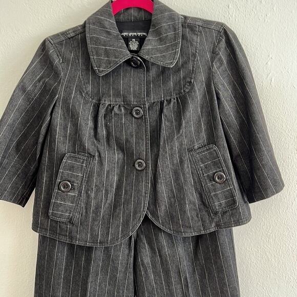 Larry Levine Two Piece Gray and White Pin Stripe Short Sleeve Pant Suit PS - Picture 2 of 12